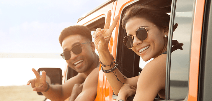 Two people giving peace signs out jeep windows | The Top 10 Most Refinanced Vehicles in 2020