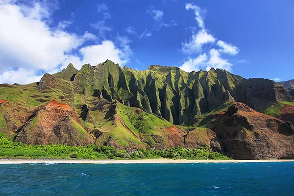 View of the jagged mountains and Na Pali coast in Hawaii | Top 10 States for Auto Refinance Savings