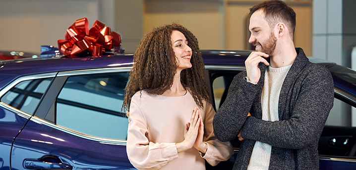 couple shopping for car with 0% apr loan