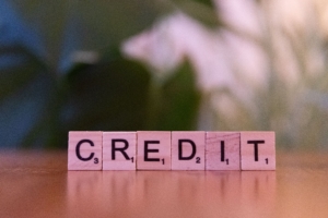 The word "credit" written with blocks.