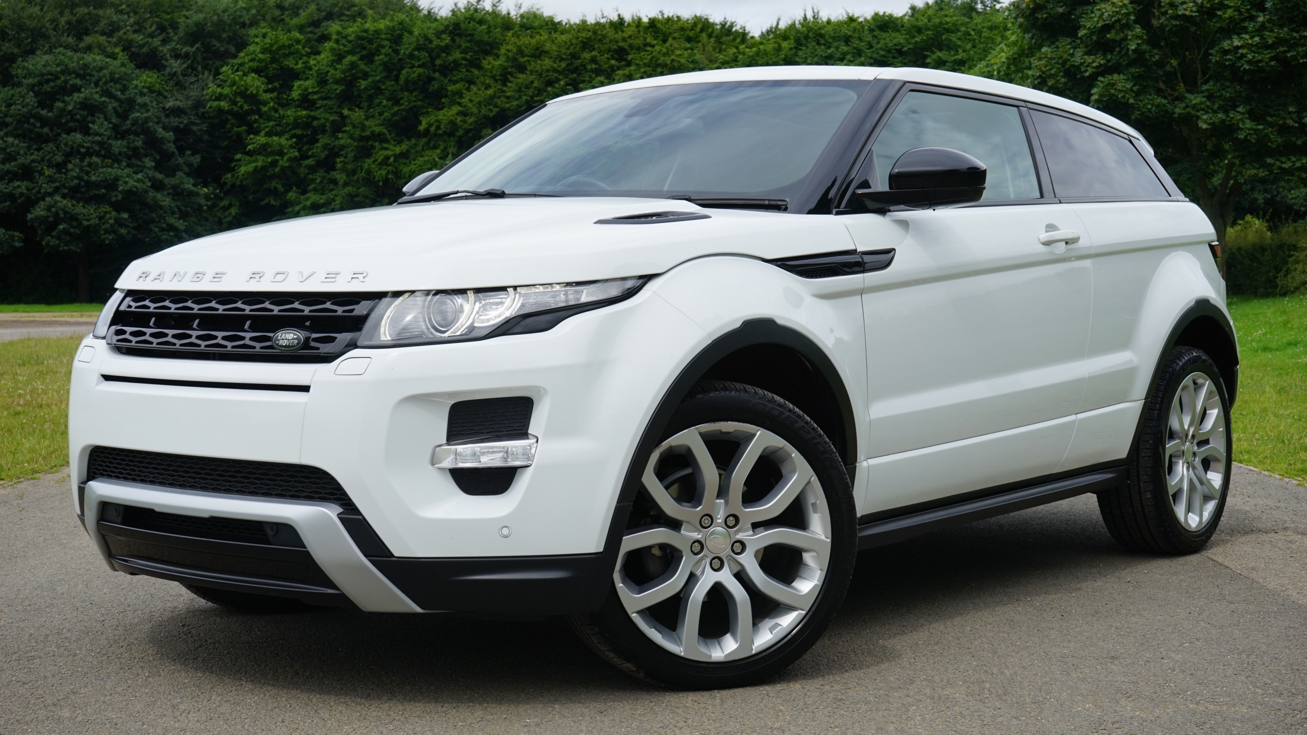 Front/slide view of white ranger rover car.